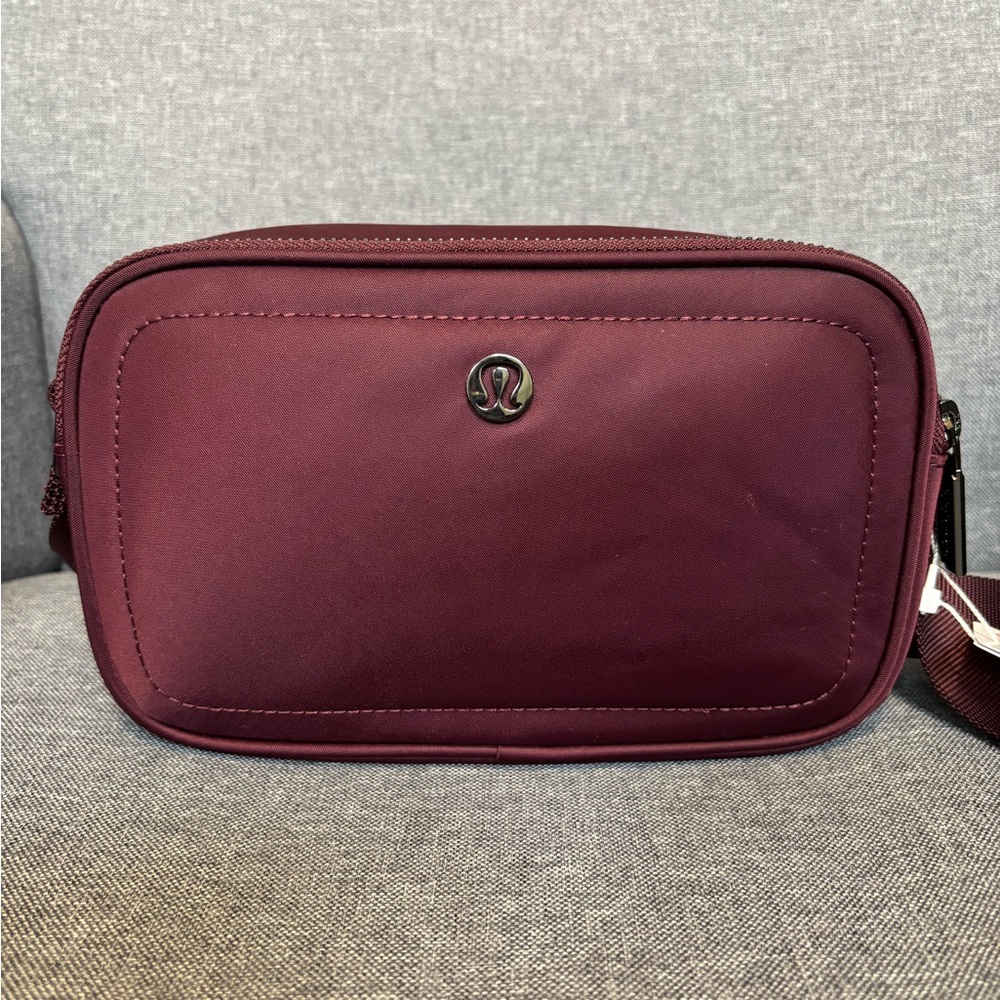 NWT!🍋🍋Lululemon Crossbody Camera Bag 2L🍋🍋. Color Cassis.